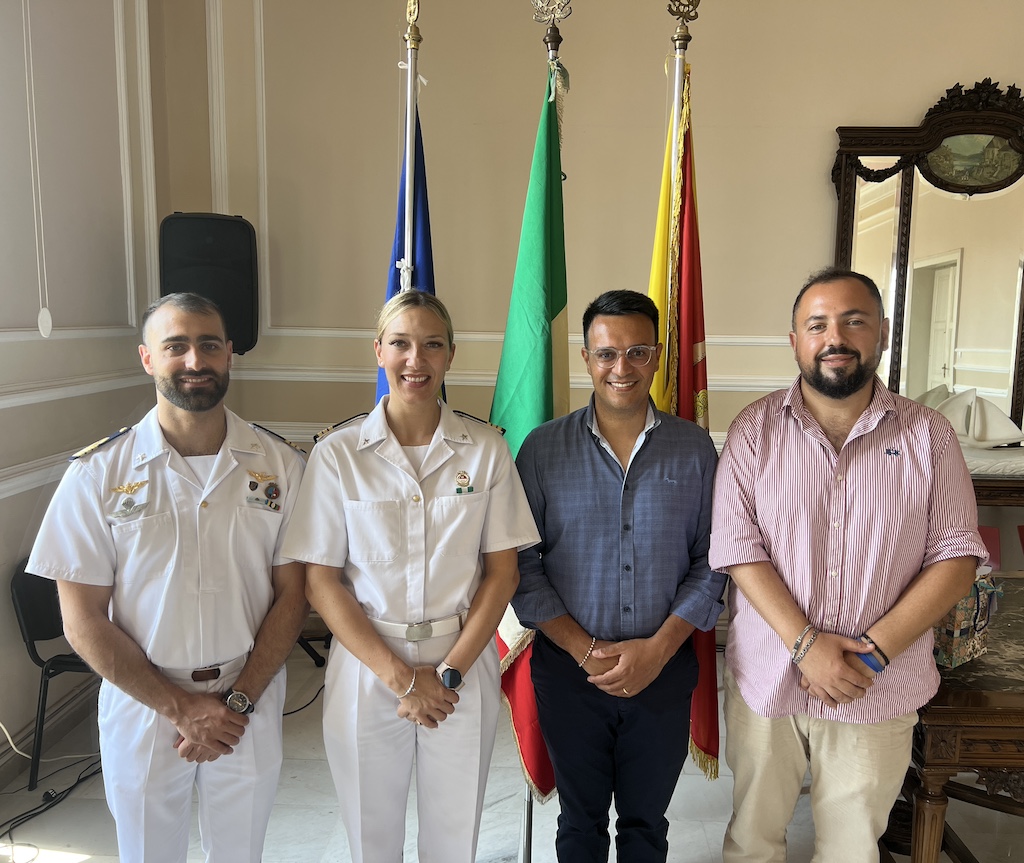 Cambio al vertice dell’Ufficio Circondariale Marittimo. Il sindaco riceve i Tenenti di Vascello Diletta Volpe e Arturo Laudato