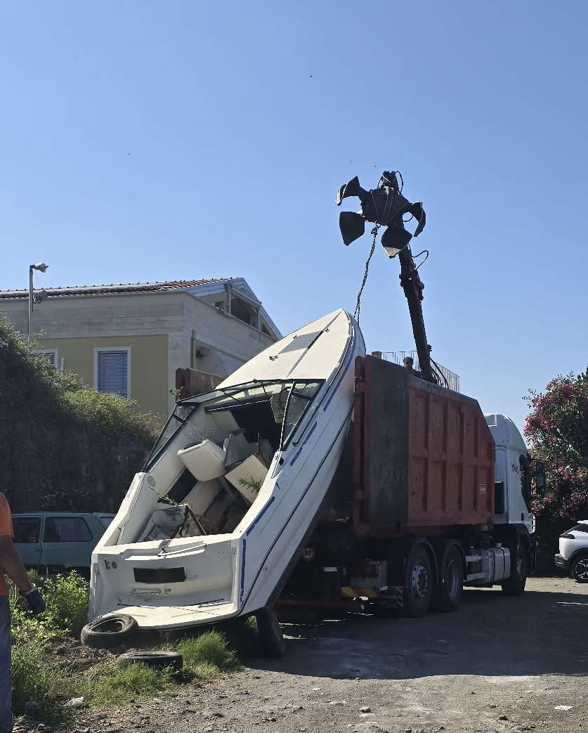 Rimosse le imbarcazioni abbandonate nella spiaggetta antistante la Chiesa Maria SS. della Sacra Lettera