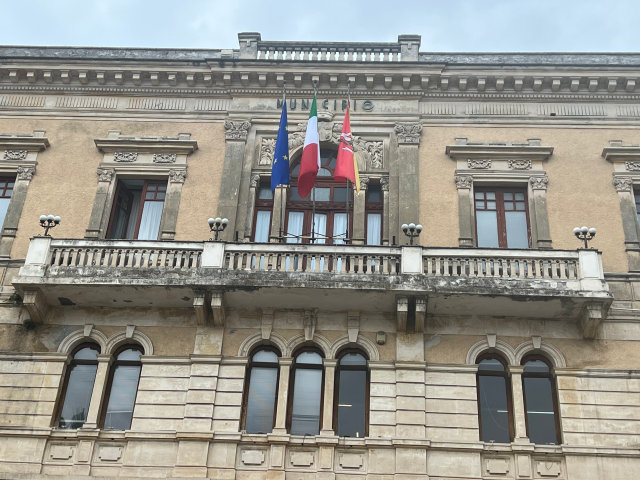 Emergenza rifiuti, l’appello del sindaco Davide Vasta. “Non conferire rifiuti indifferenziati per le strade”