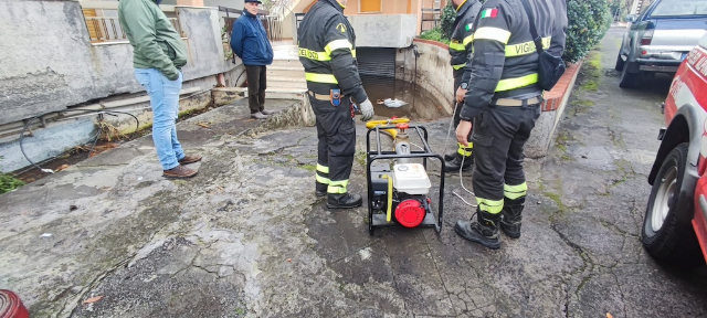 Riposto, tecnici al lavoro sul lungomare per ripristinare l'energia elettrica