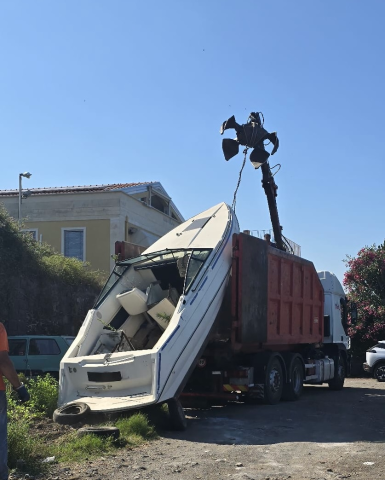 Rimosse le imbarcazioni abbandonate nella spiaggetta antistante la Chiesa Maria SS. della Sacra Lettera